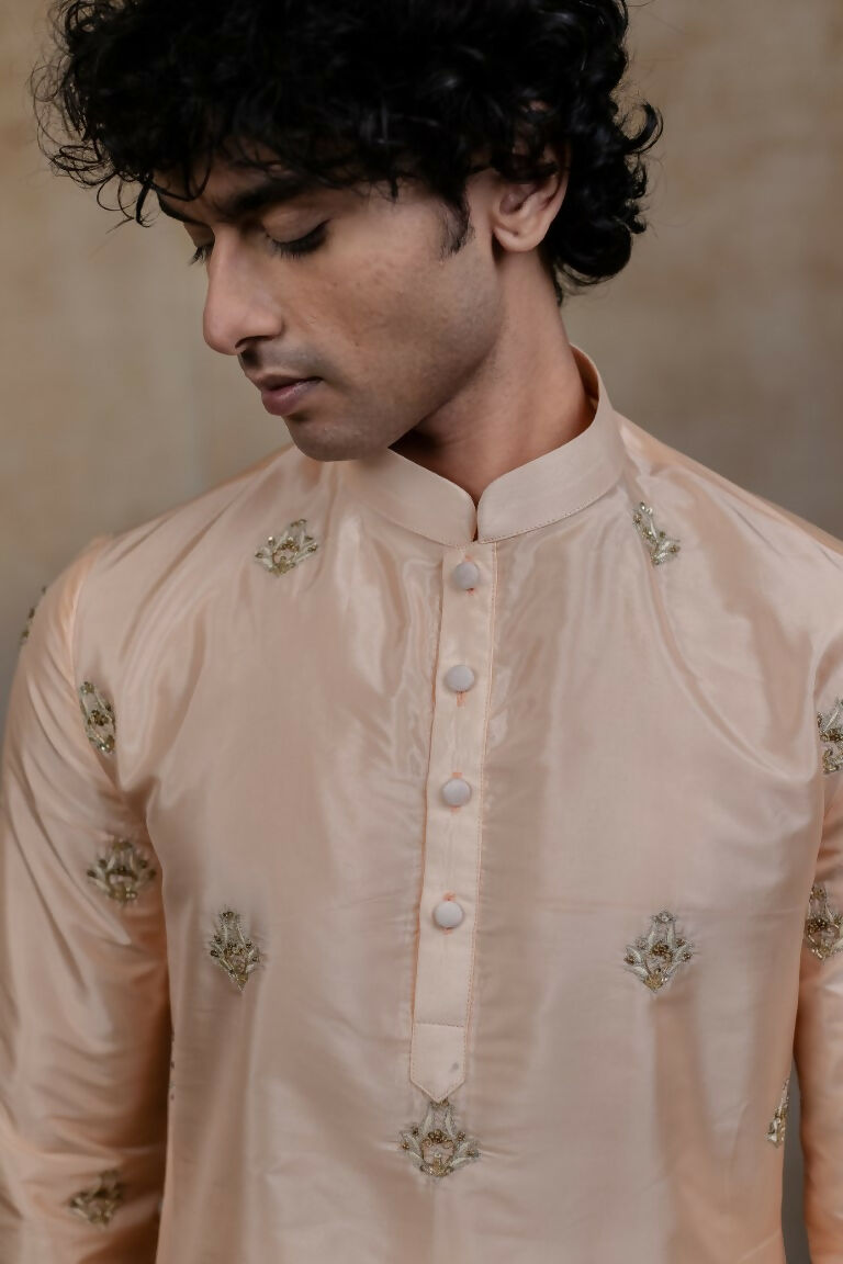 Semi Pattu Peach Ananta Kurta Set By Hilo Design | Grocsy
