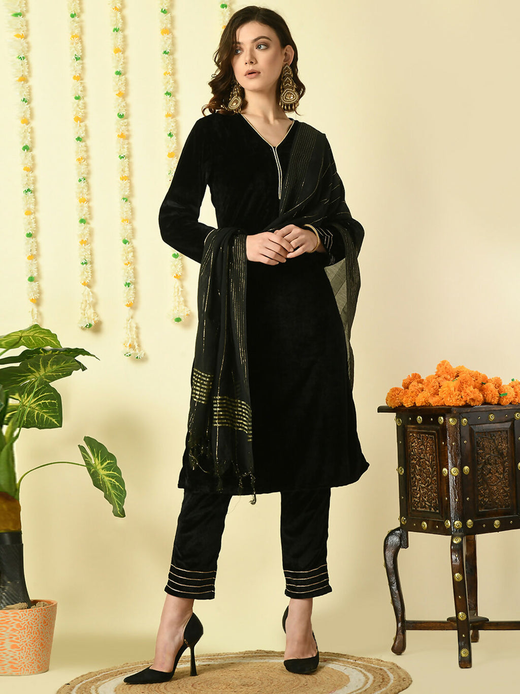 Myshka Women's Black Velvet Kurta & Trousers With Dupatta Party Sets | Grocsy
