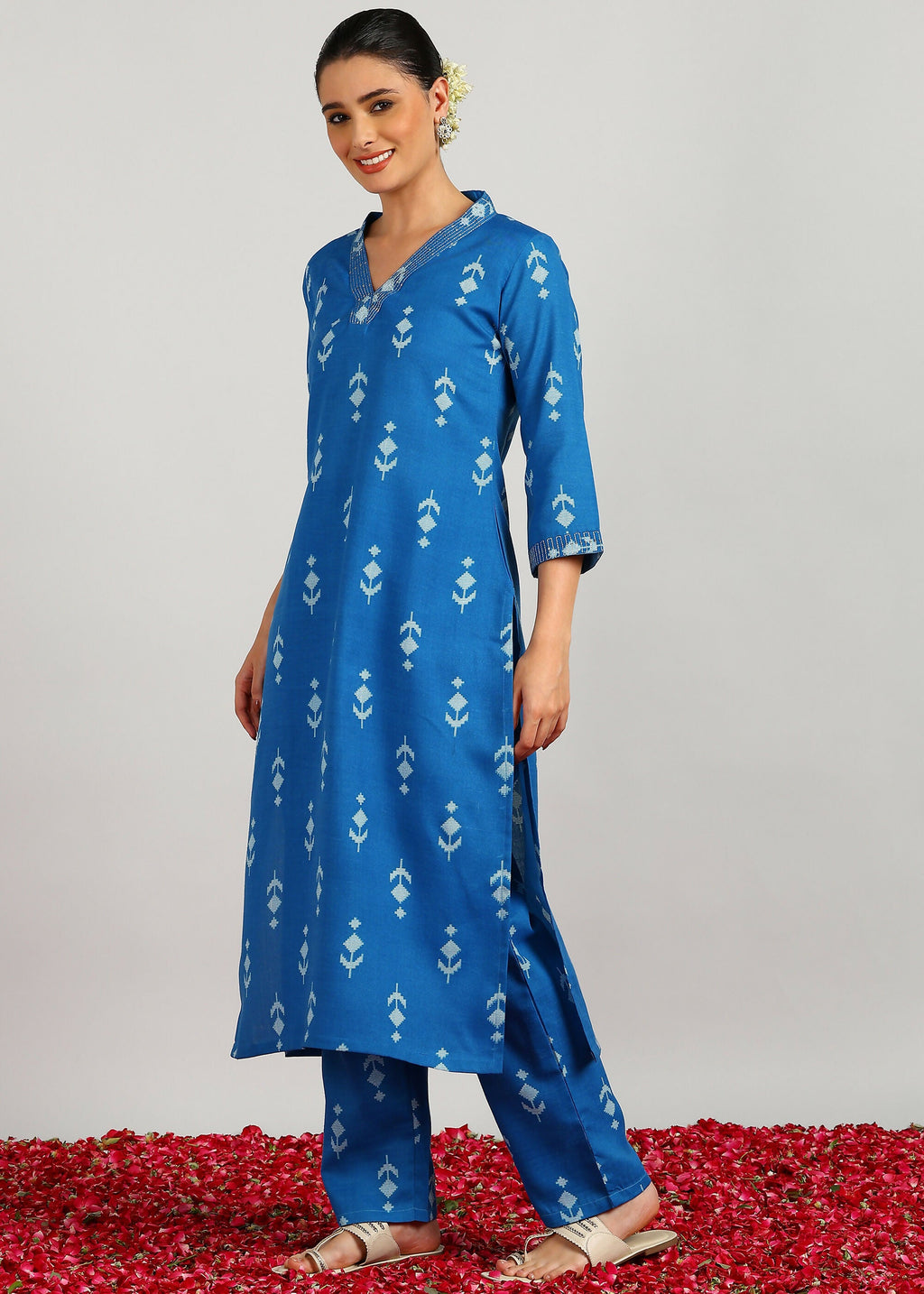 Aavyora Women's Blue Ikat Printed Ethnic Co-ord Set | Grocsy