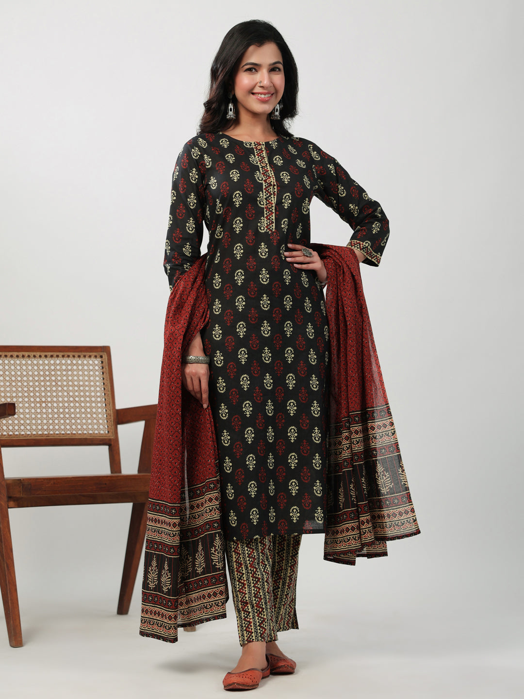 Janasya Straight Cambric Black Ethnic Motifs Round Neck Set | Grocsy