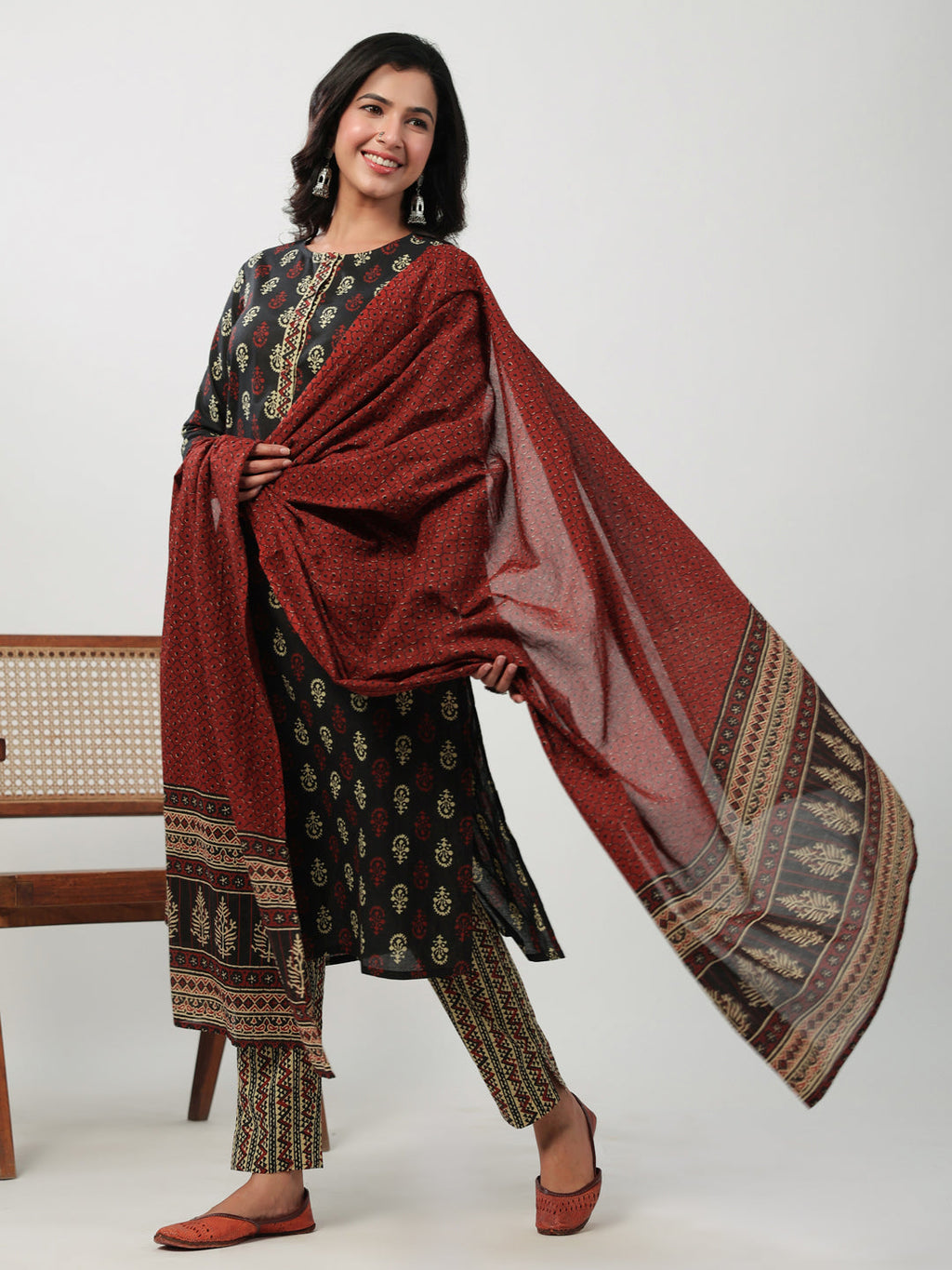 Janasya Black Cambric Ethnic Motifs Set | Grocsy