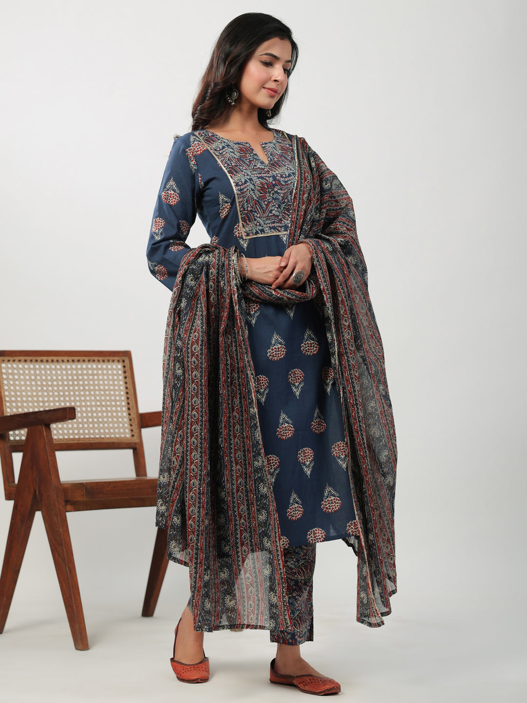 Janasya Regular Cambric Indigo Floral Notch Neck Kurta Set | Grocsy
