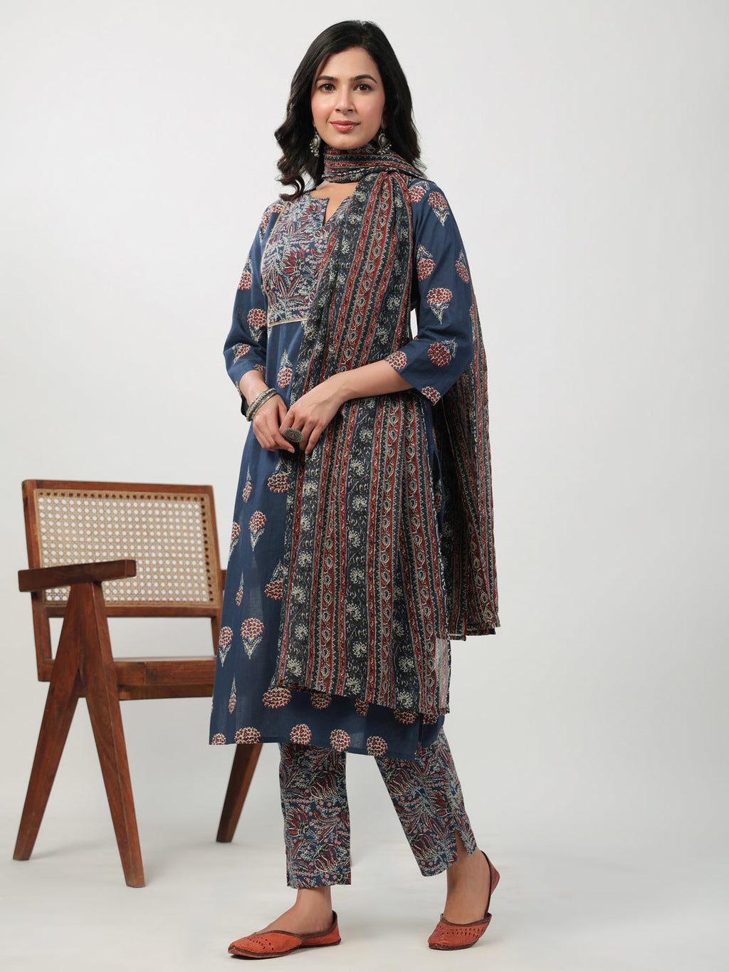 Janasya Regular Cambric Indigo Floral Notch Neck Kurta Set | Grocsy