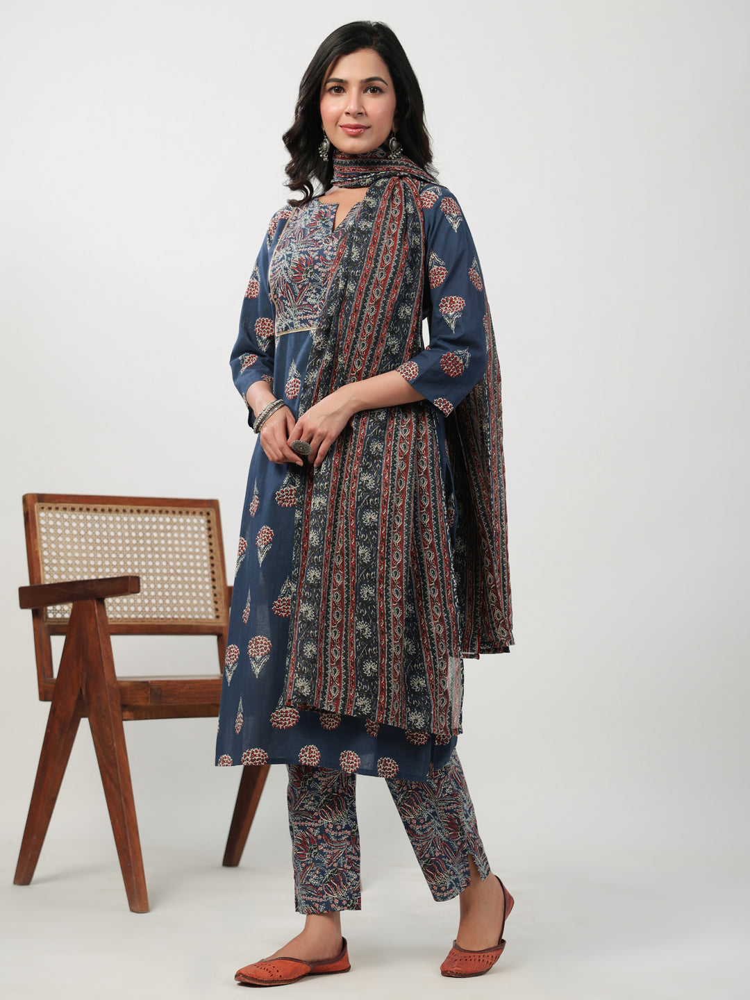 Janasya Regular Cambric Indigo Floral Notch Neck Kurta Set | Grocsy