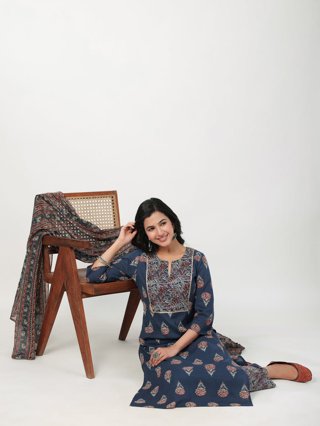 Janasya Regular Cambric Indigo Floral Notch Neck Kurta Set | Grocsy
