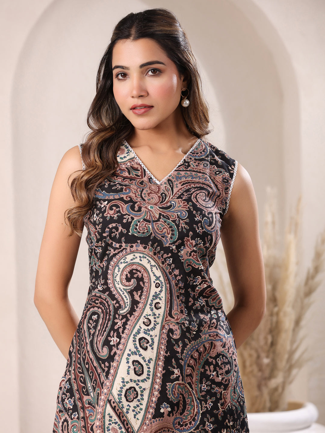 Janasya Dark Cotton Paisley Straight Kurta Set | Grocsy