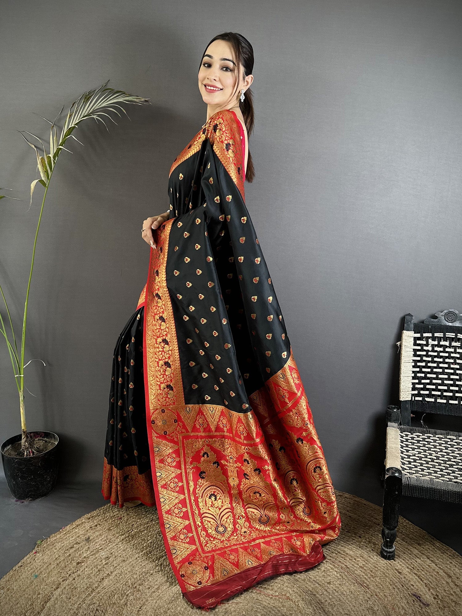 Elora Black Soft Silk Intricate Motifs Zari Weaving Banarasi Saree With Contrast Weaving Border | Grocsy