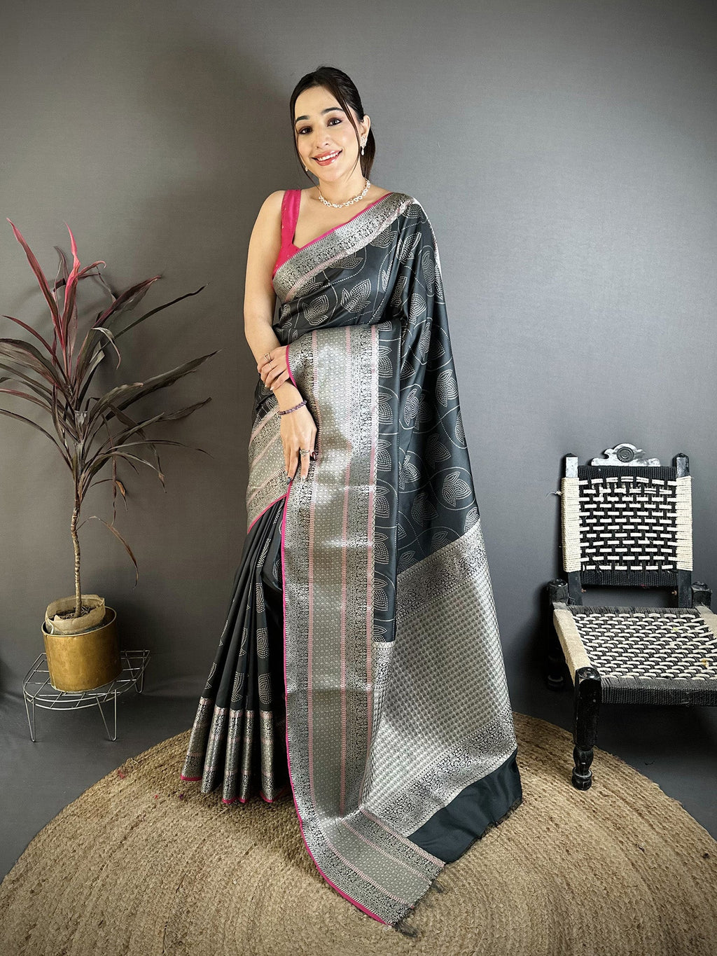 Elora Black Banarasi Silk Leaf Motif Kanjivaram Sarees | Grocsy