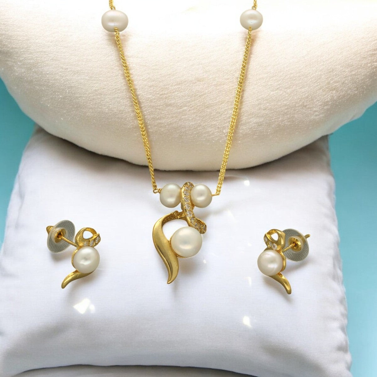 J Pearls Vivita Pearl Pendant Set | Grocsy