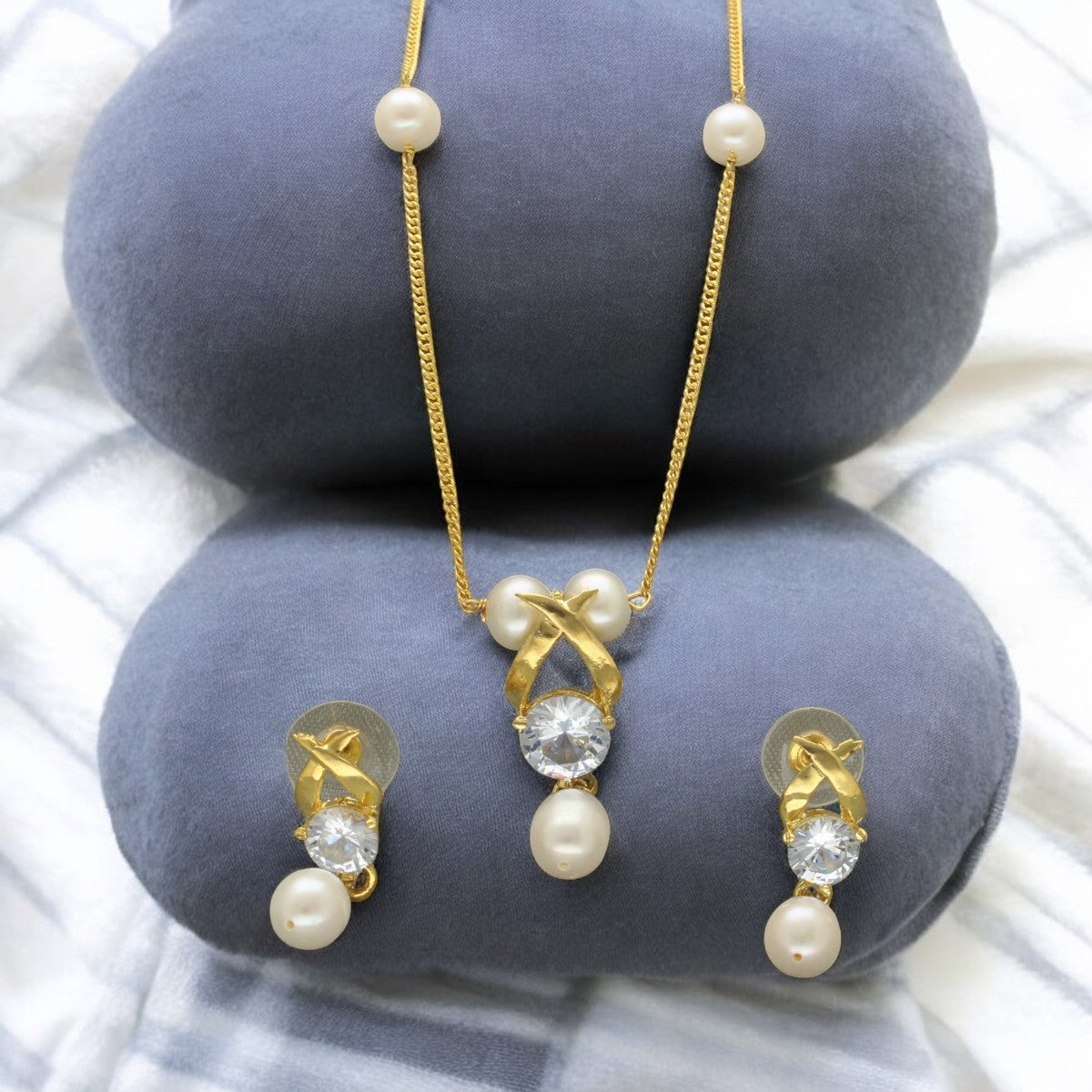 J Pearls Eira Pearl Pendant Set | Grocsy