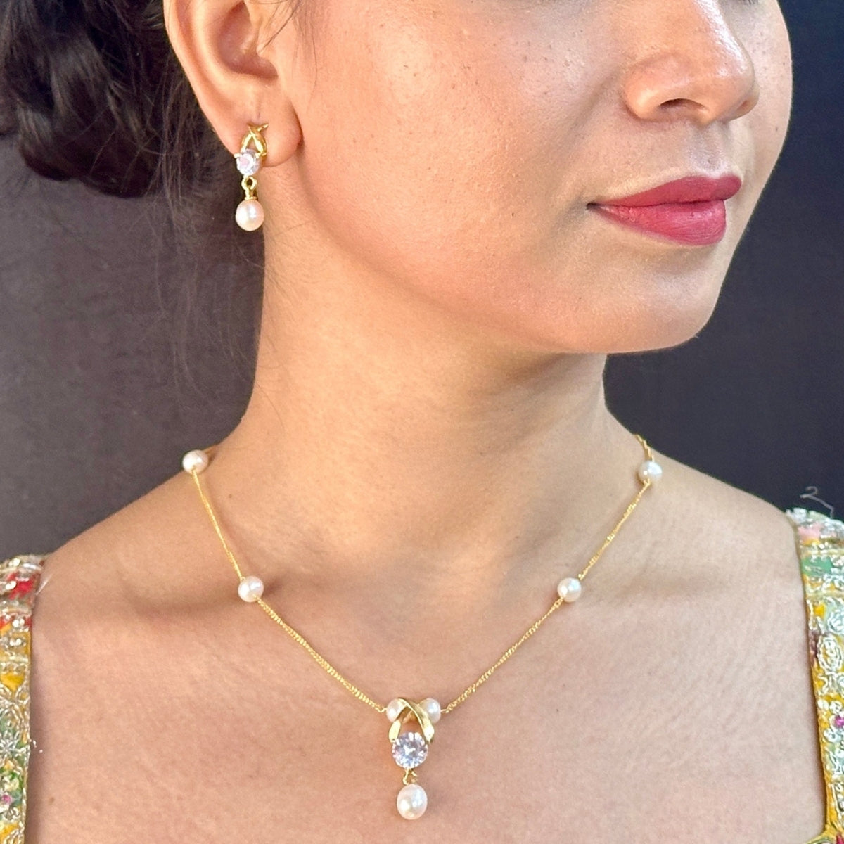 J Pearls Eira Pearl Pendant Set | Grocsy