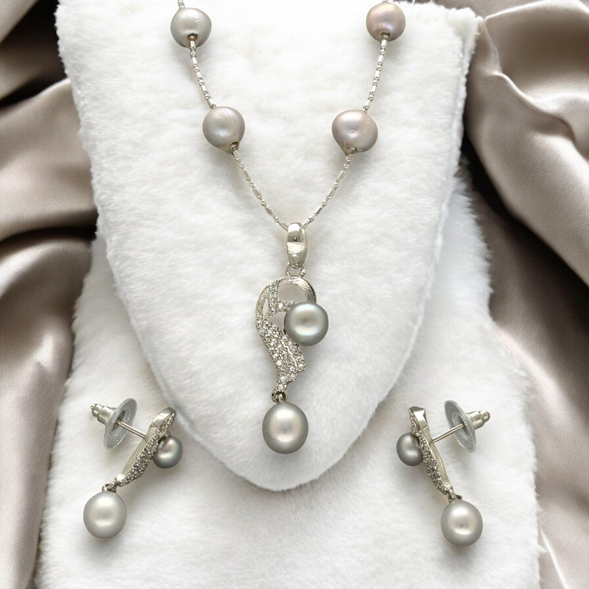 J Pearls Vitya Pearl Pendant Set | Grocsy