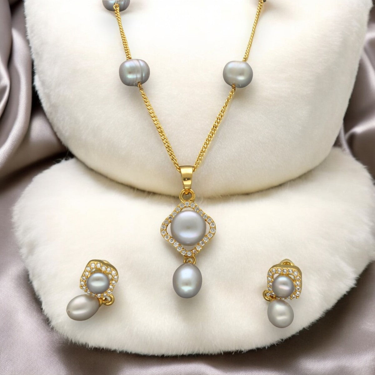 J Pearls Mehri Pearl Pendant Set | Grocsy