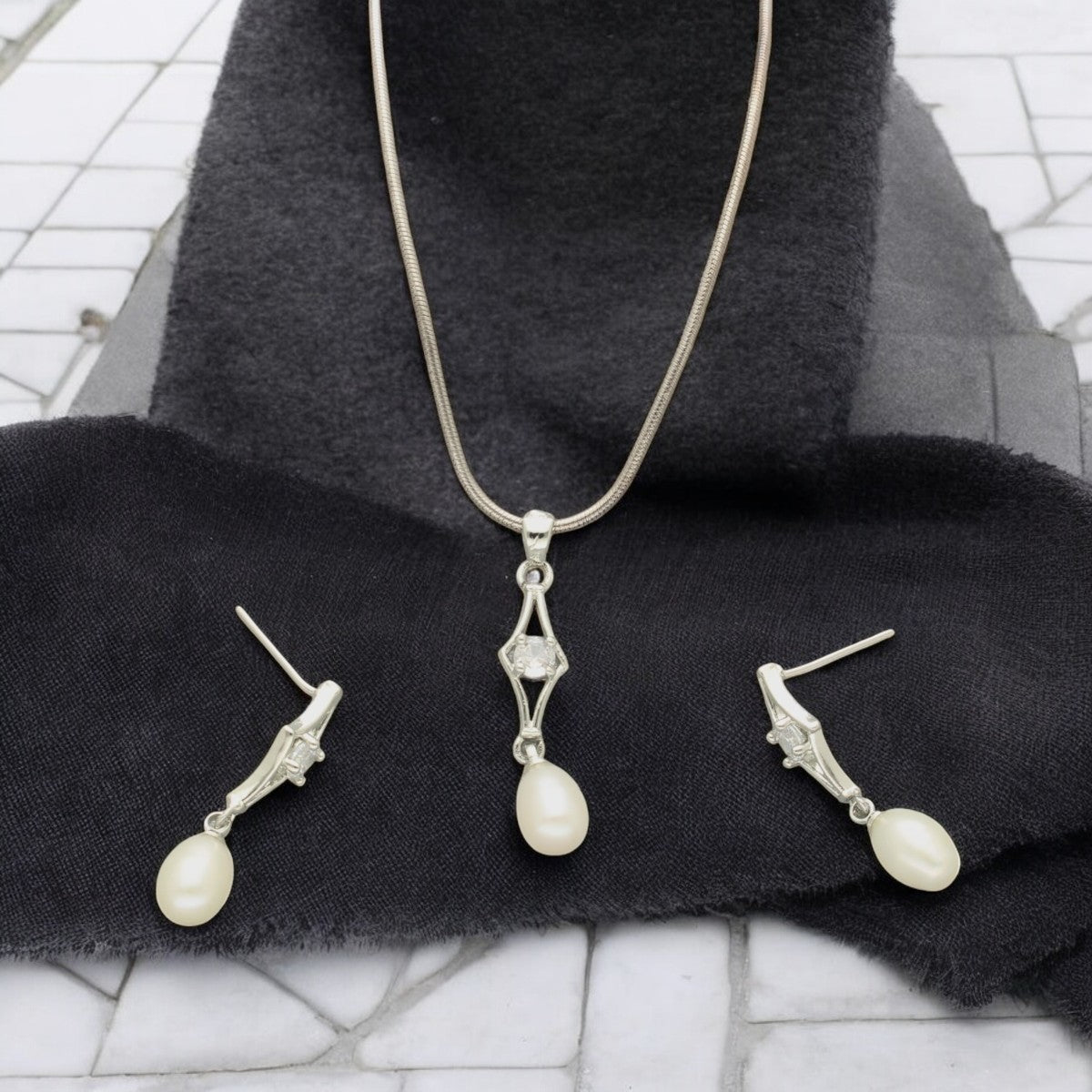 J Pearls Cally Pearl Pendant Set | Grocsy
