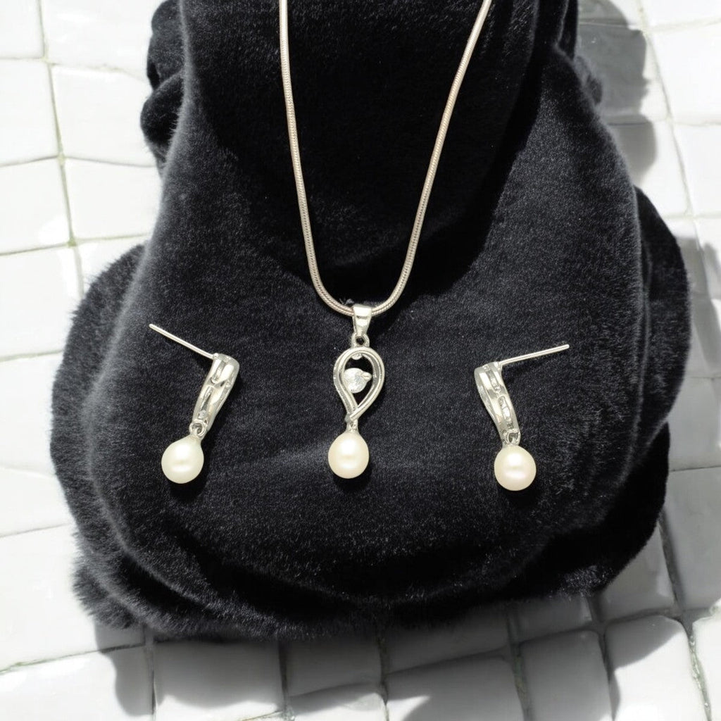J Pearls Amora Pearl Pendant Set | Grocsy