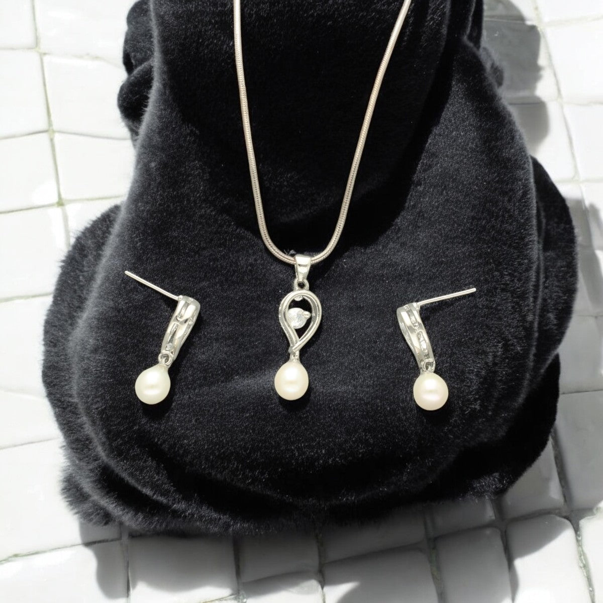 J Pearls Amora Pearl Pendant Set | Grocsy