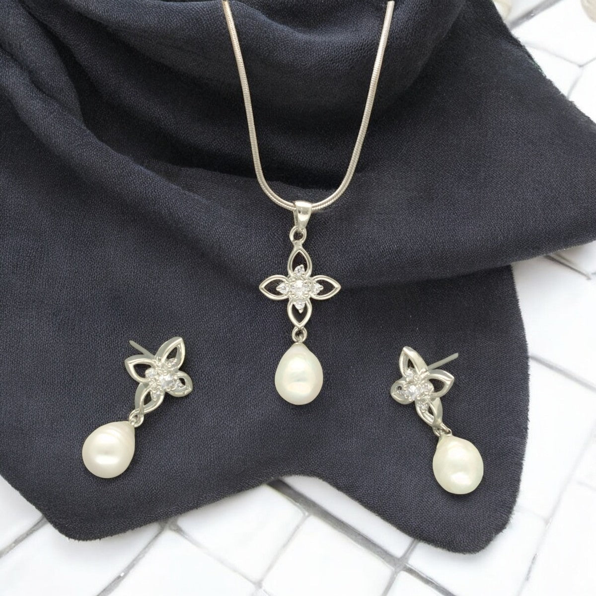 J Pearls Flora Pearl Pendant Set | Grocsy