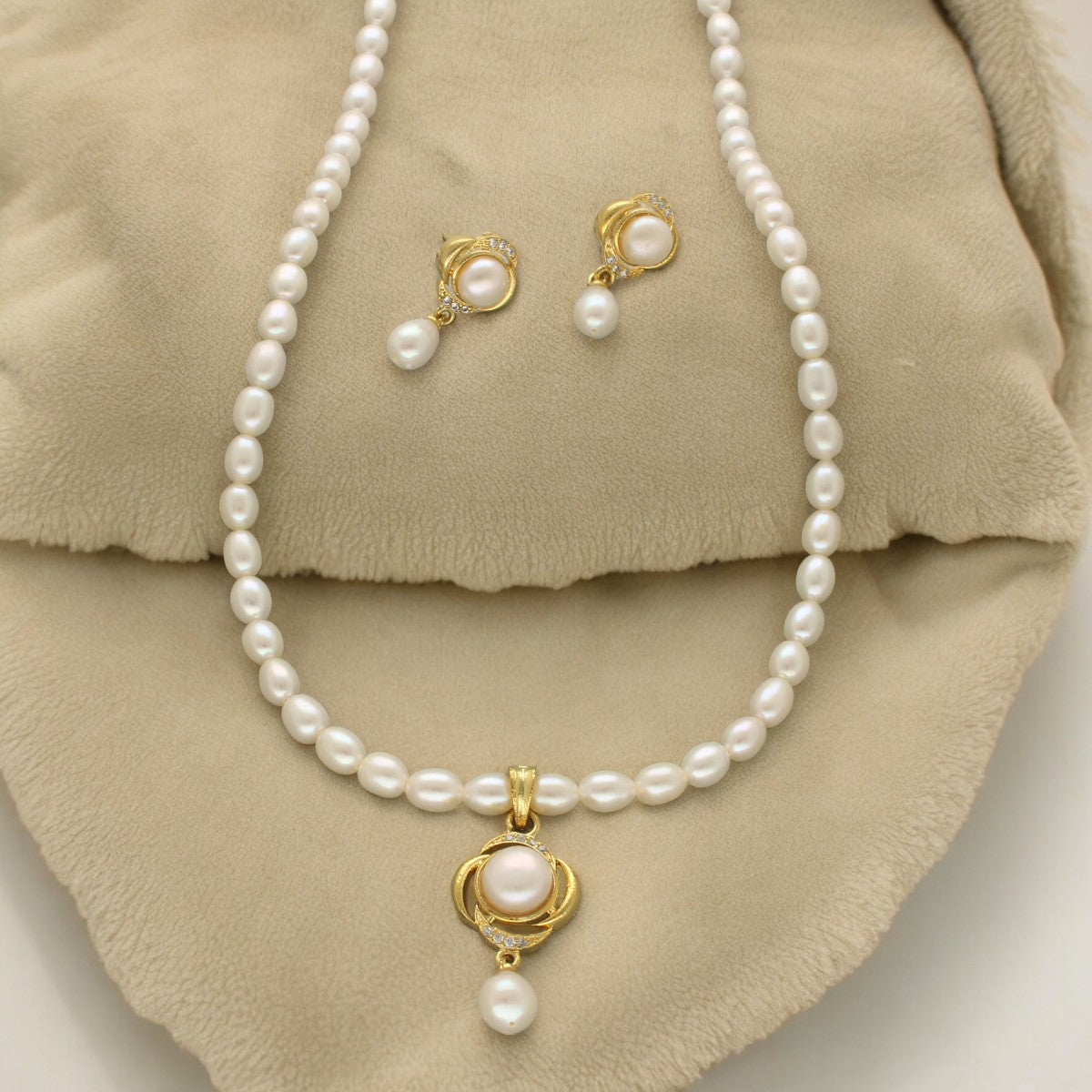 J Pearls Gleaming Pearl Necklace Set | Grocsy