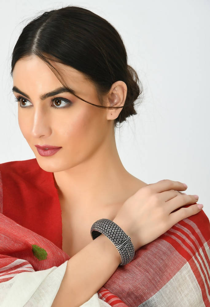 Mominos Fashion Kamal Johar Silver-Plated Screw Type Handcraft Bracelet