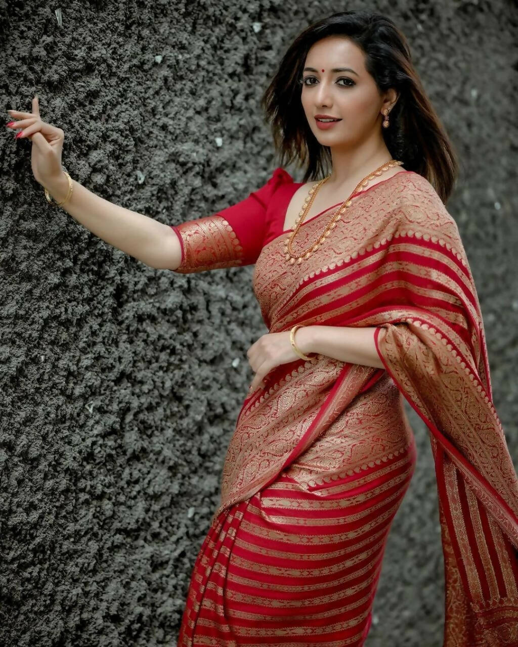 DEIANA'S Beautiful Designer Golden zari Soft Lichi Silk Saree - Red | Grocsy