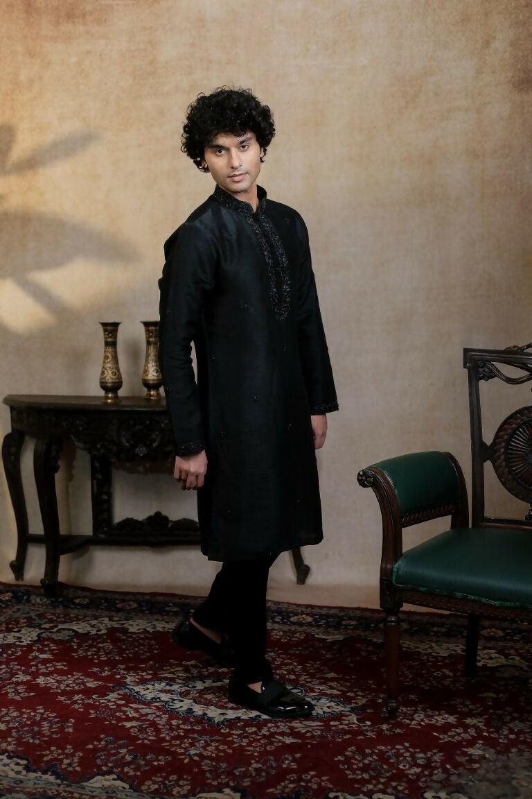 Falling Raw Silk Black Kajal Phool Kurta Set By Hilo Design | Grocsy