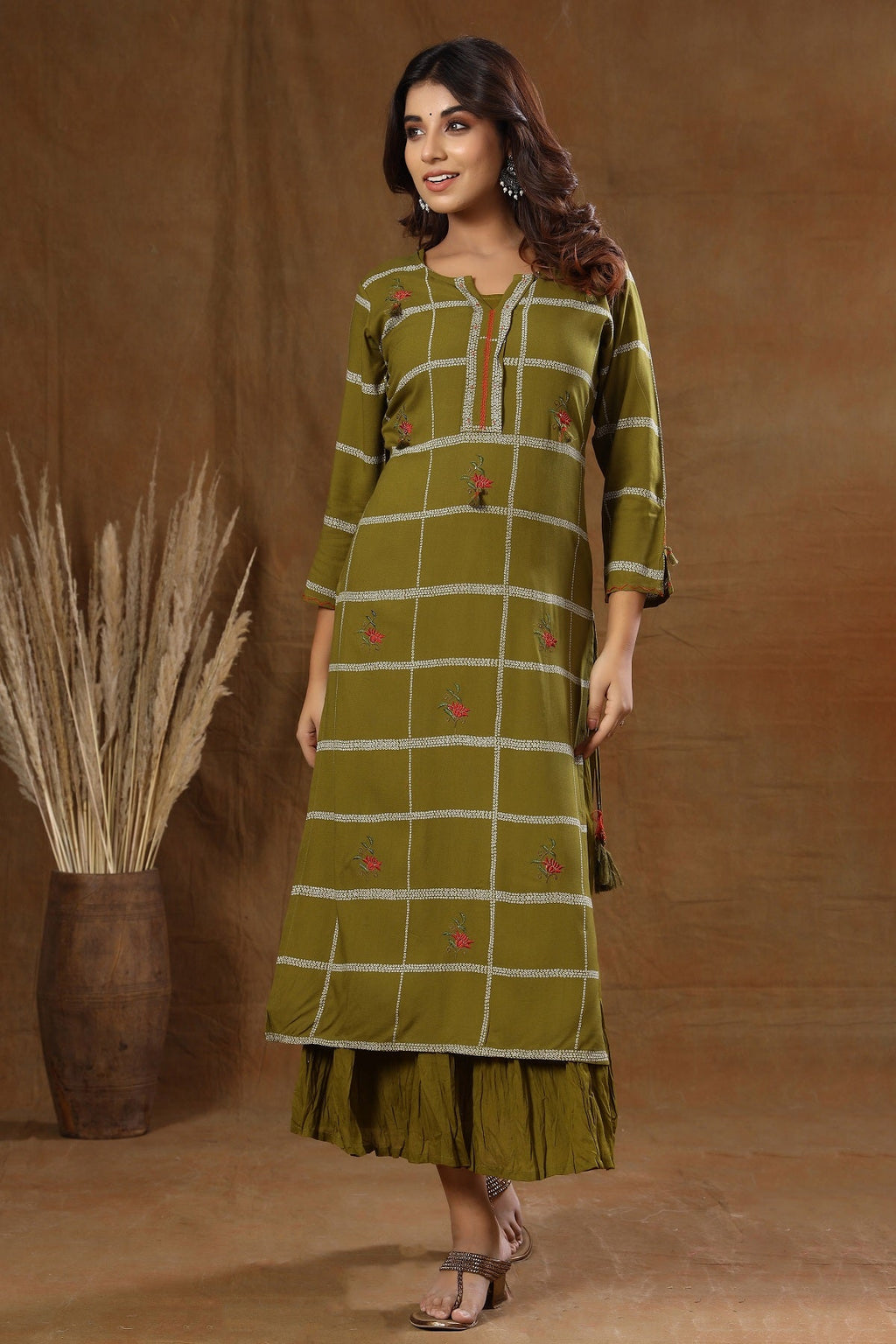 Kaajh Women's Green Embroidery Inner kurta | Grocsy