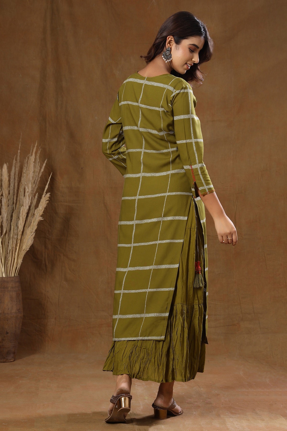 Kaajh Women's Green Embroidery Inner kurta | Grocsy