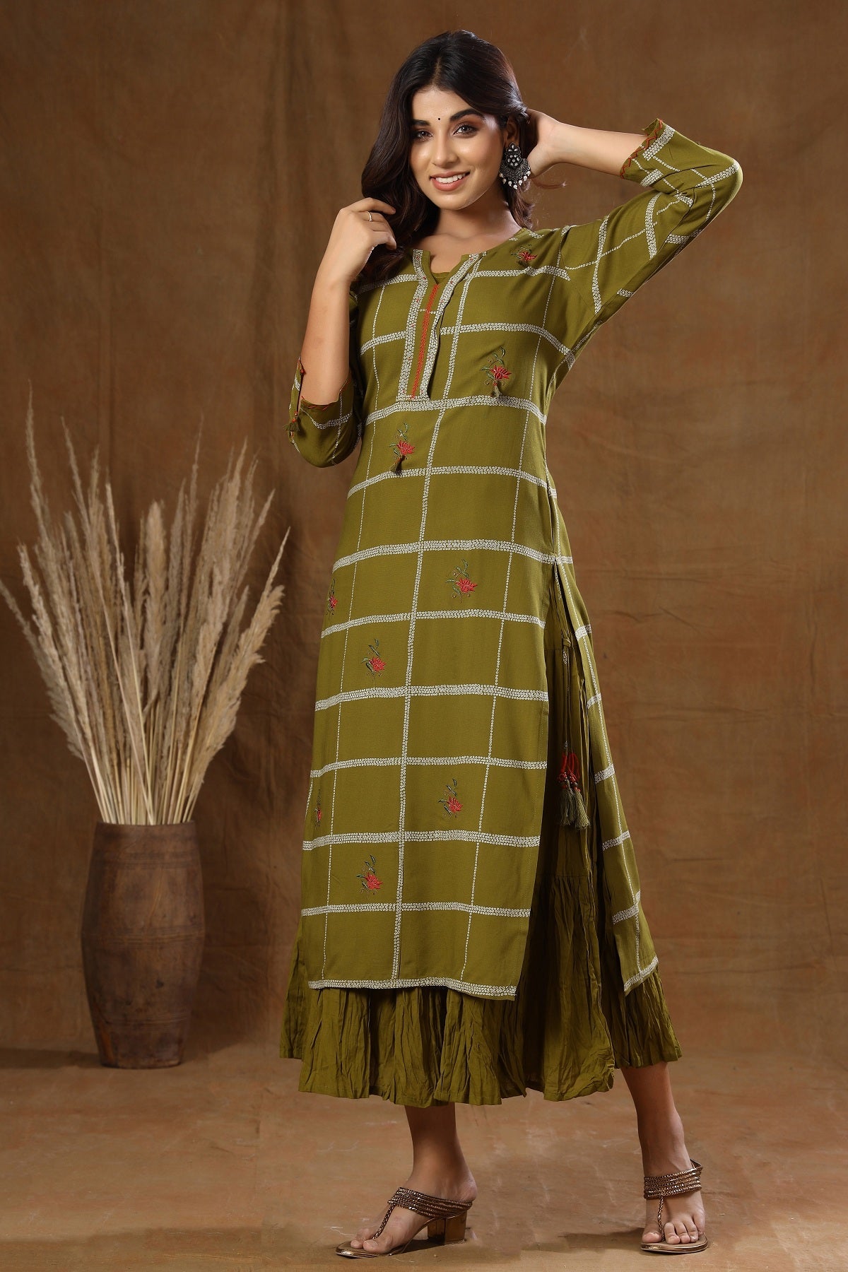 Kaajh Women's Green Embroidery Inner kurta | Grocsy
