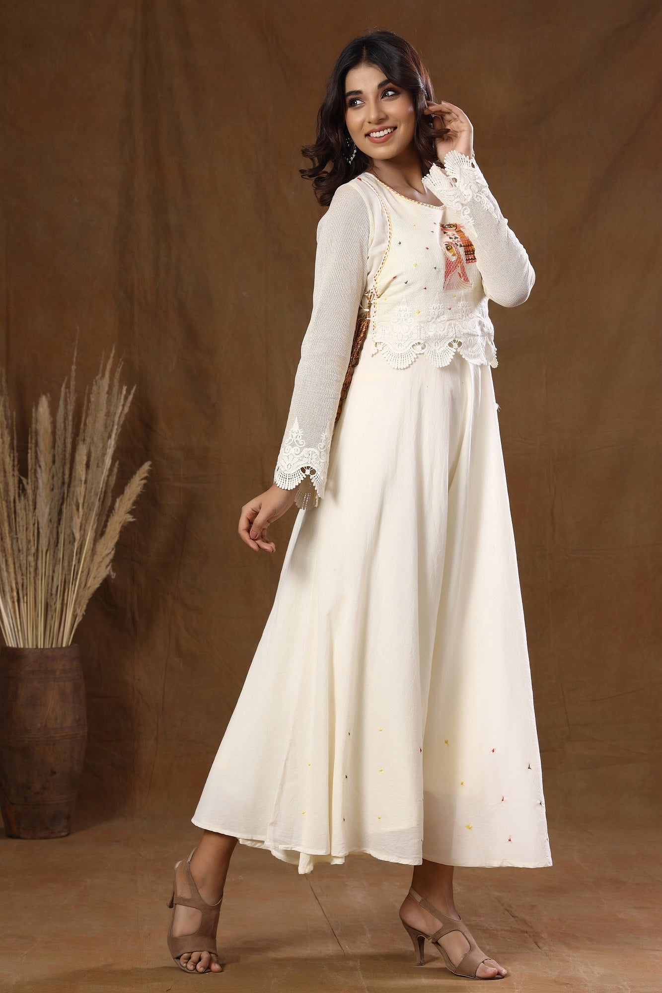 Kaajh Off White Thread Embroidery Kurta For Women | Grocsy