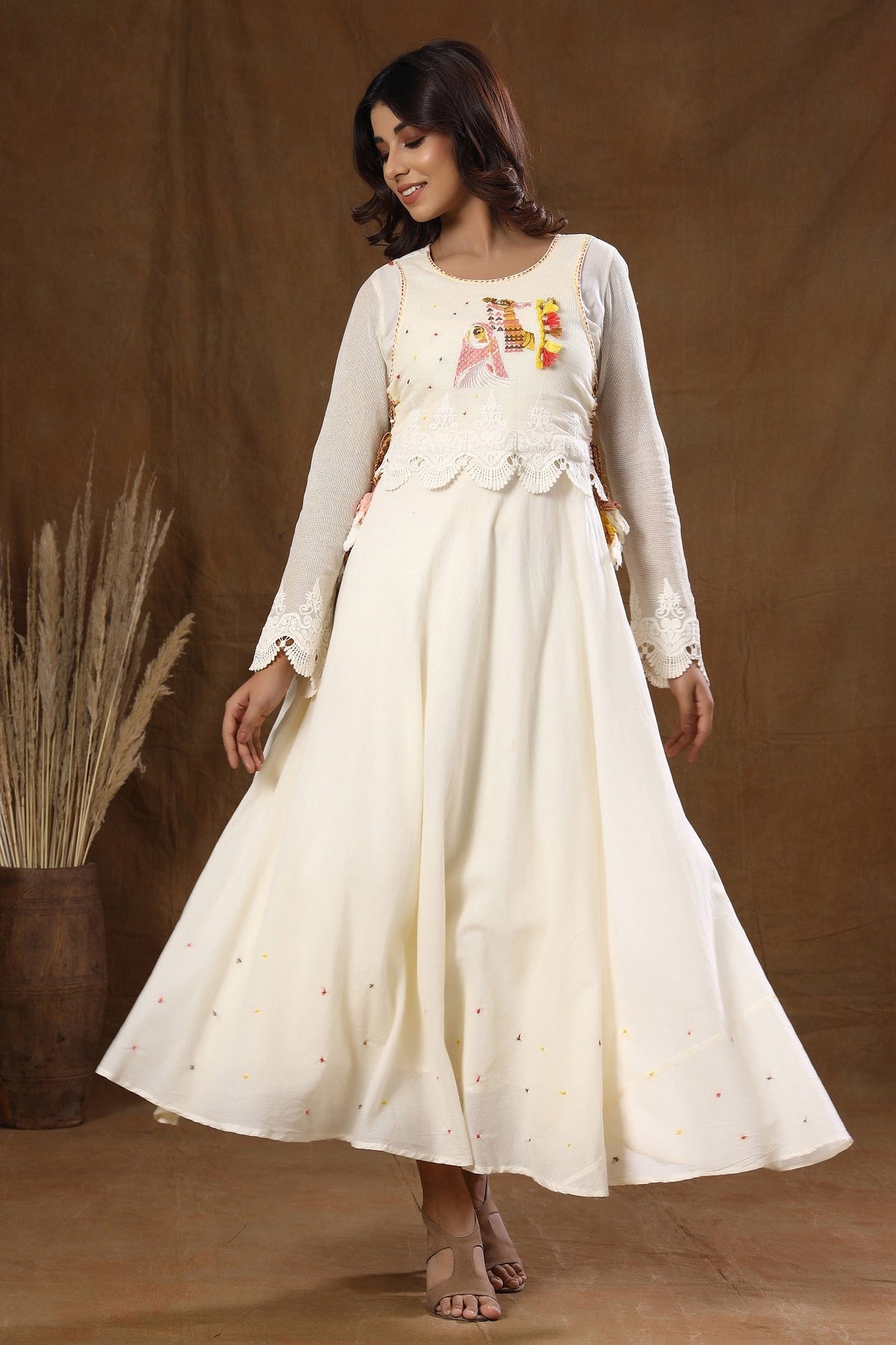 Kaajh Off White Thread Embroidery Kurta For Women | Grocsy