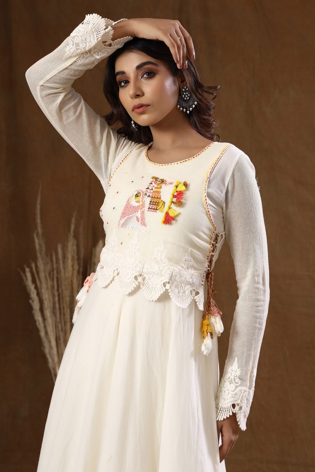 Kaajh Off White Thread Embroidery Kurta For Women | Grocsy