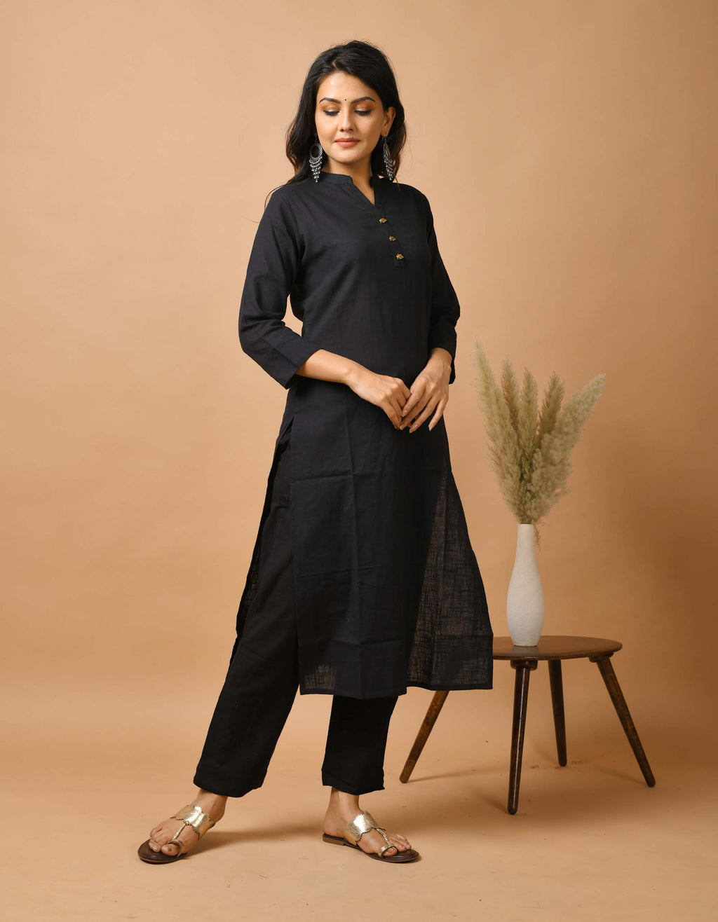 Kaajh Women's Black Solid Metal Embellishment Kurta | Grocsy