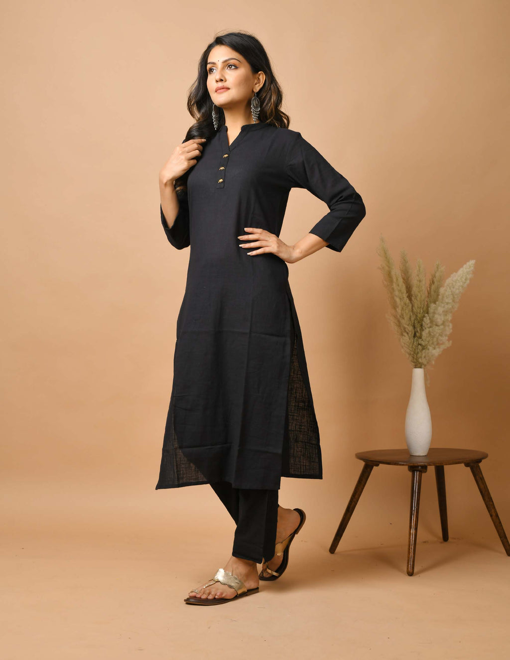 Kaajh Women's Black Solid Metal Embellishment Kurta | Grocsy