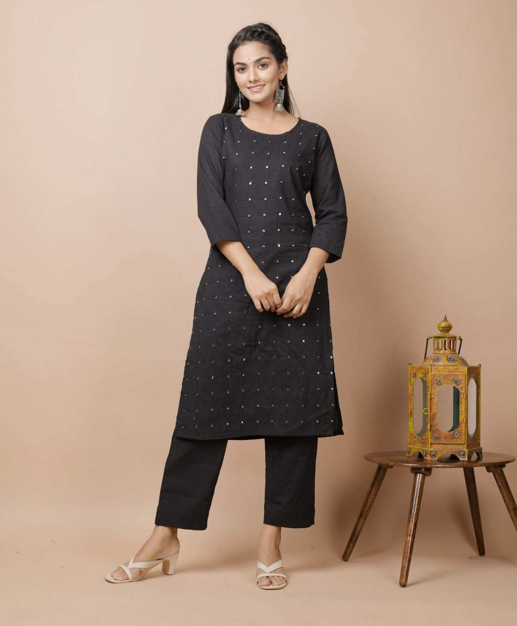 Kaajh Women's Black Solid Mirror Embellished Kurta Pant Set | Grocsy