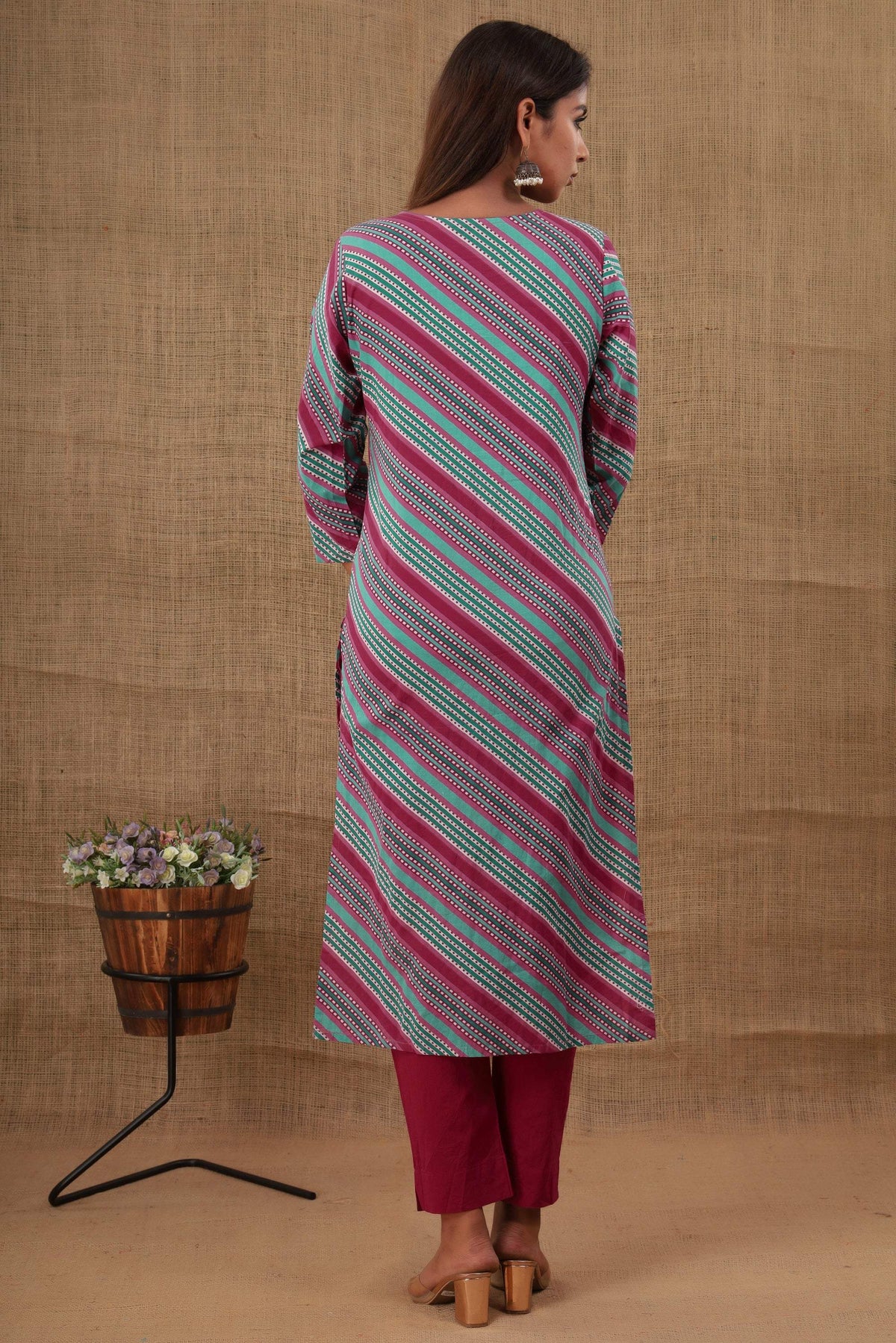 Kaajh Women's Maroon Lahariya Cotton Kurta Pant Set | Grocsy