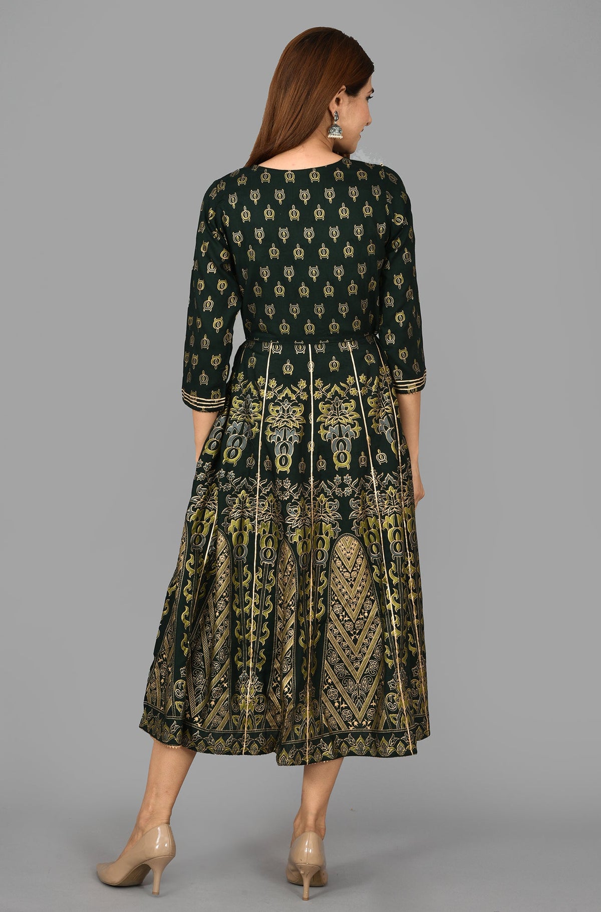 Kaajh Women's Green Gold Print Rayon Kurta | Grocsy