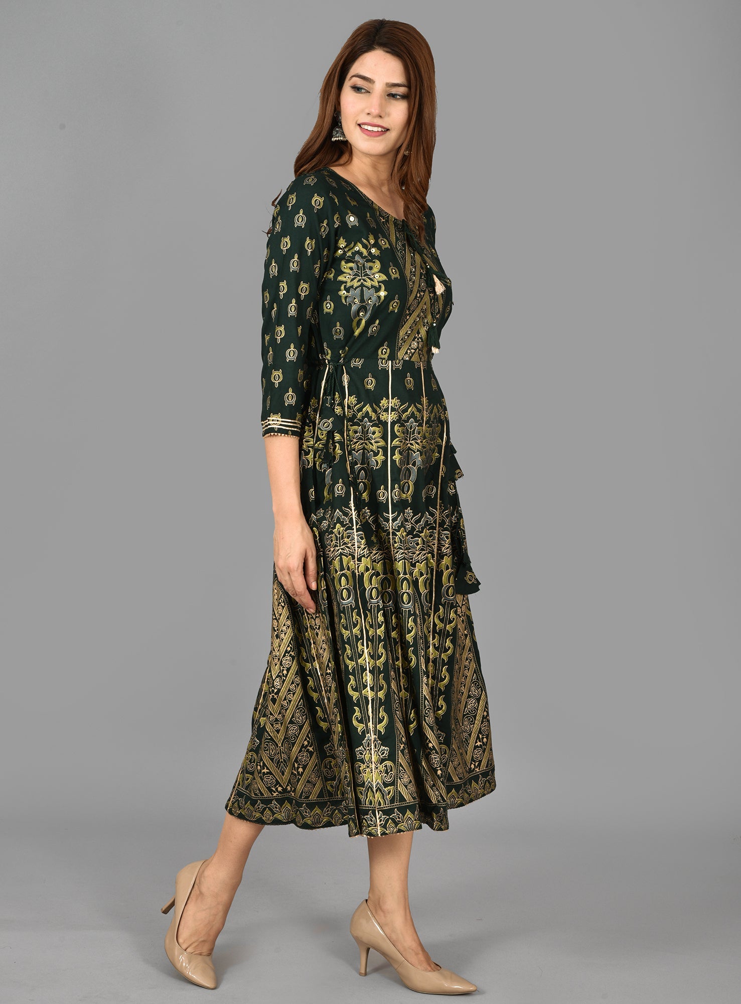 Kaajh Women's Green Gold Print Rayon Kurta | Grocsy