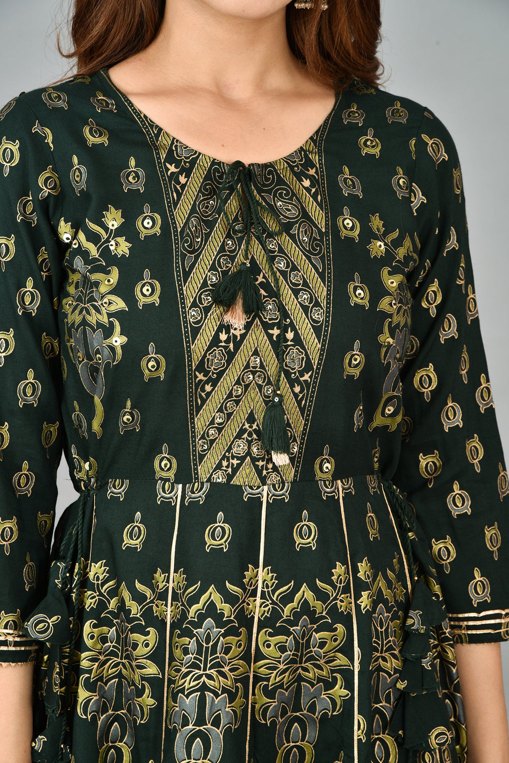 Kaajh Women's Green Gold Print Rayon Kurta | Grocsy