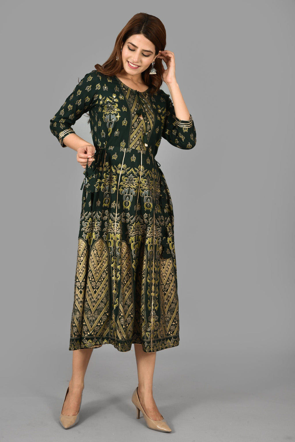 Kaajh Women's Green Gold Print Rayon Kurta | Grocsy