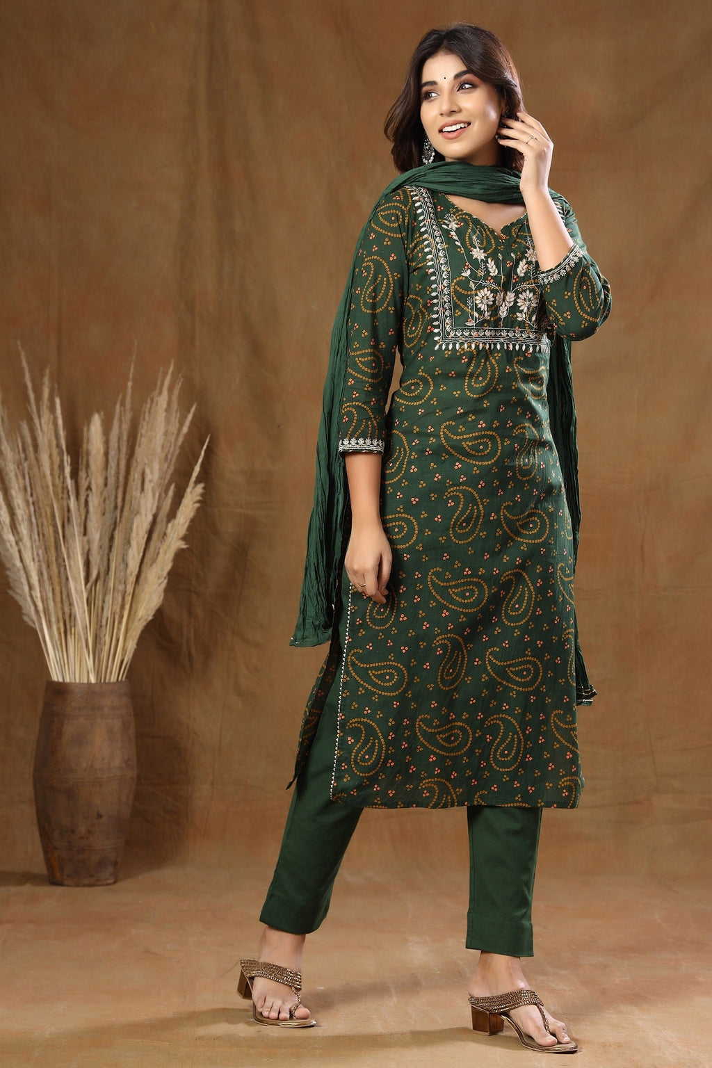 Kaajh Women's Green Bandhej Embroidery Suit Set | Grocsy