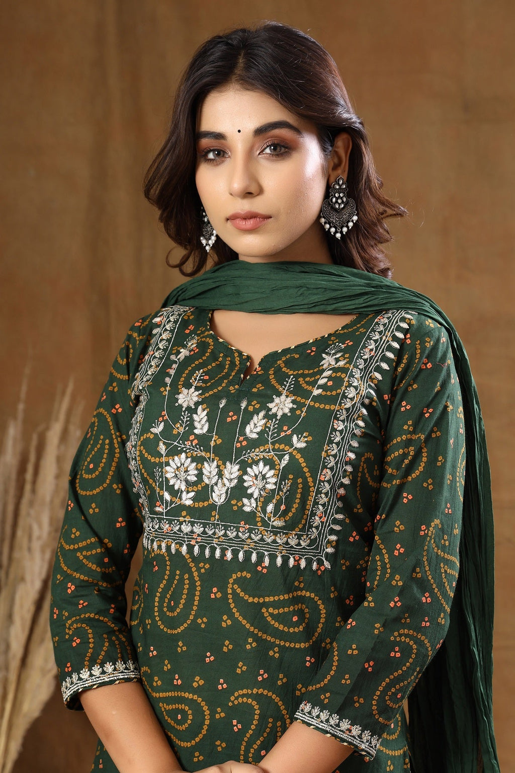 Kaajh Women's Green Bandhej Embroidery Suit Set | Grocsy