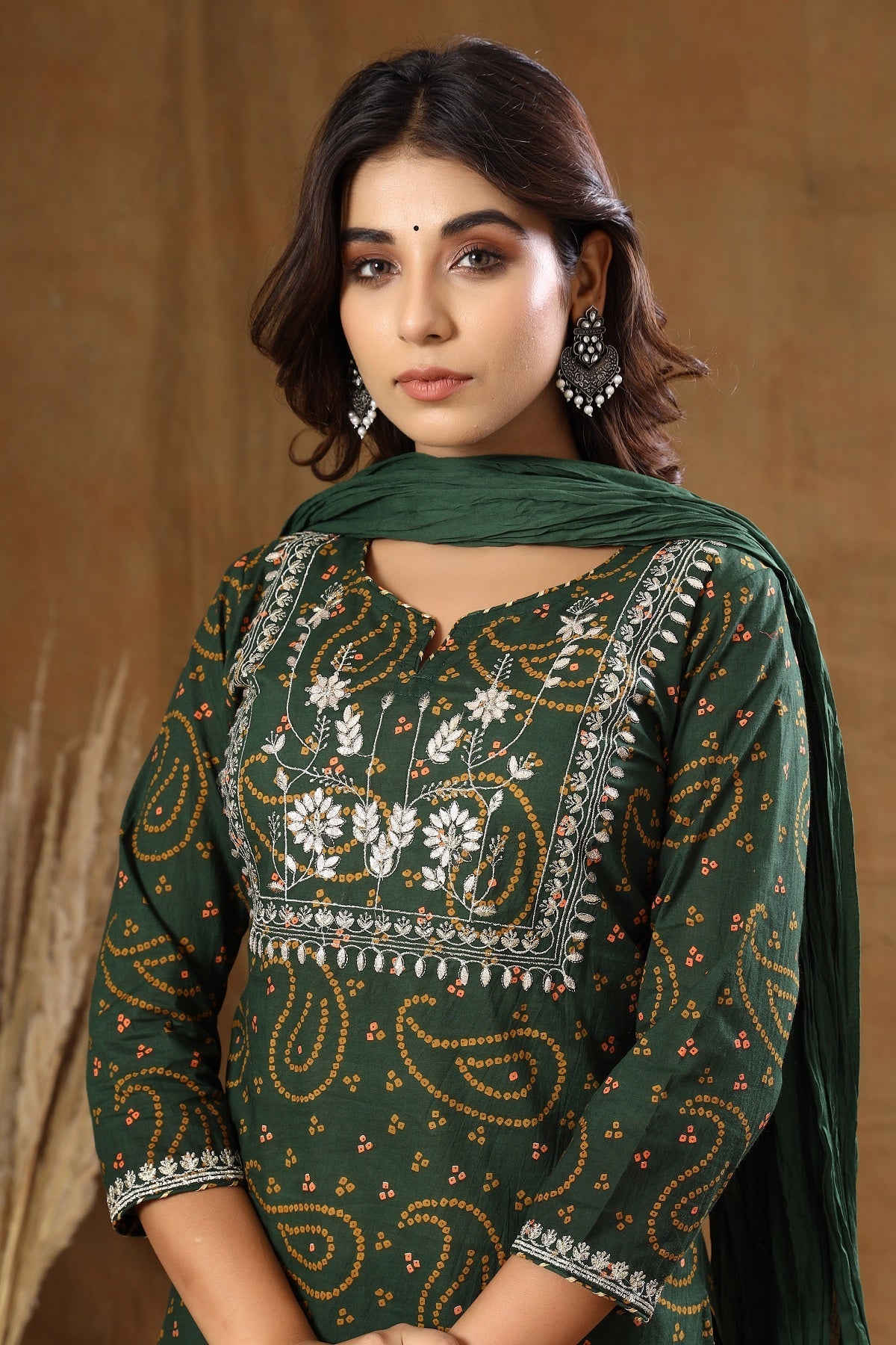 Kaajh Women's Green Bandhej Embroidery Suit Set | Grocsy