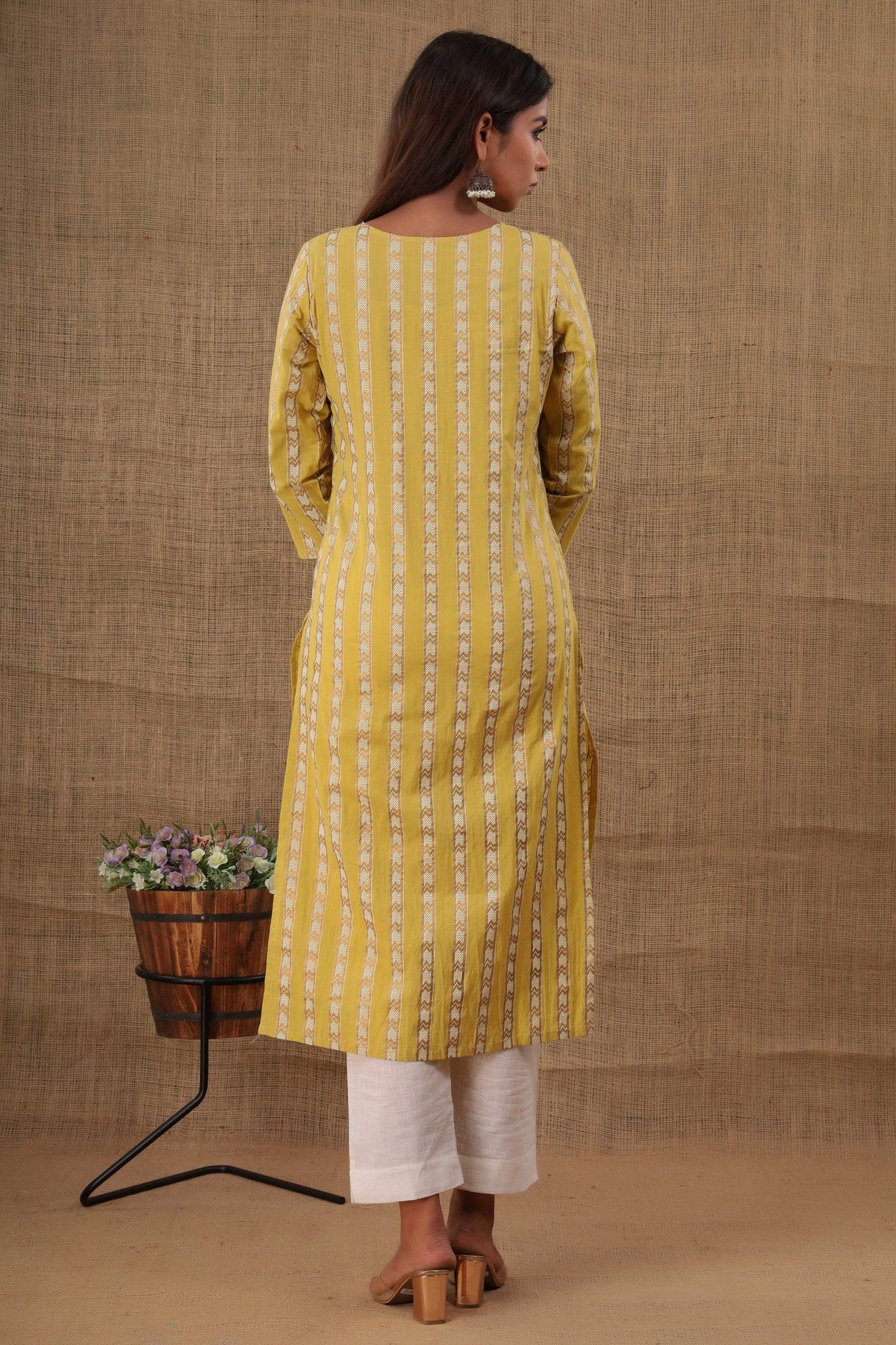 Kaajh Women's Yellow Mirror Embroidery Kurta Pant Set | Grocsy