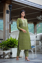 Kaajh Women's Green Printed Kurta Pant Set | Grocsy