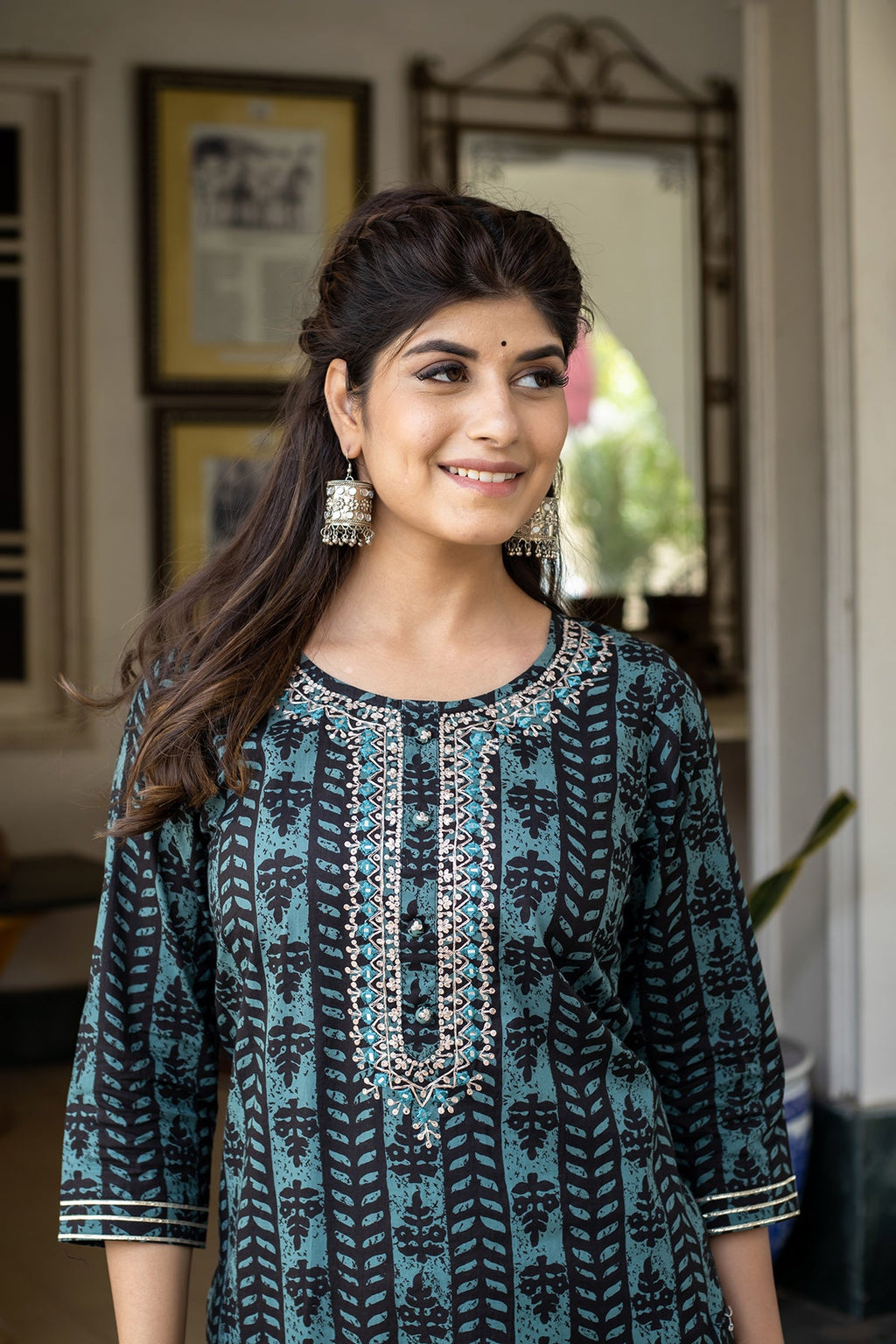 Kaajh Women's Green Embroidered Kurta Pant Set | Grocsy