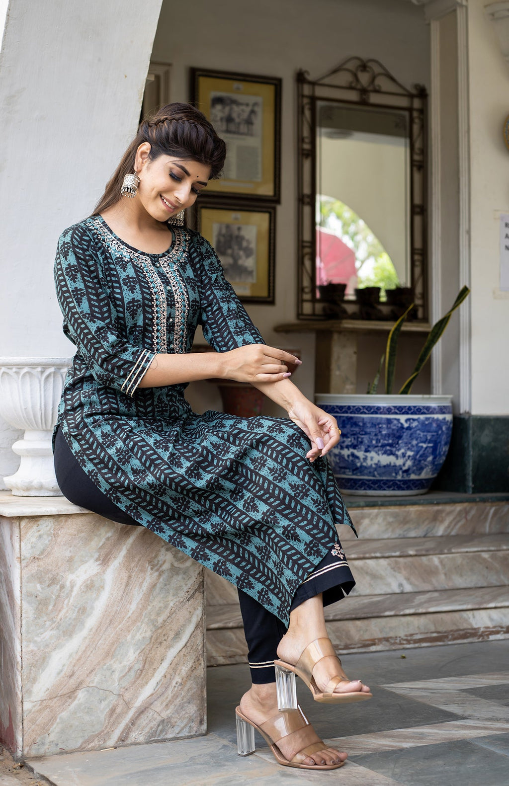Kaajh Women's Green Embroidered Kurta Pant Set | Grocsy