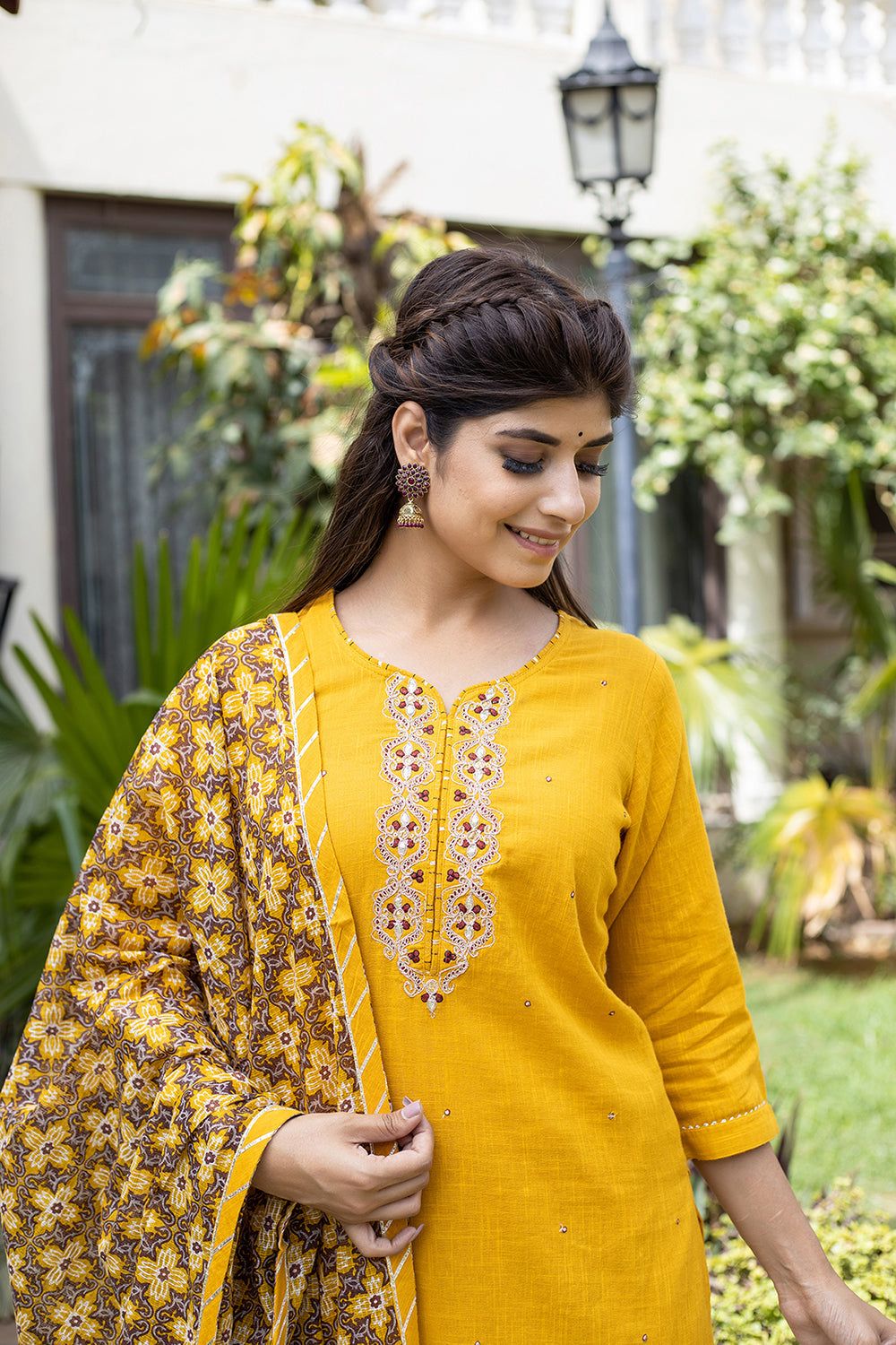 Kaajh Women's Yellow Zari Embroidery Kurta Pant Set With Dupatta | Grocsy