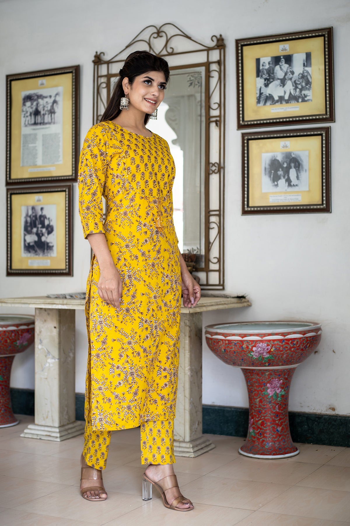 Kaajh Women's Yellow Floral Print Kurta Pant Set | Grocsy