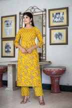 Kaajh Women's Yellow Floral Print Kurta Pant Set | Grocsy