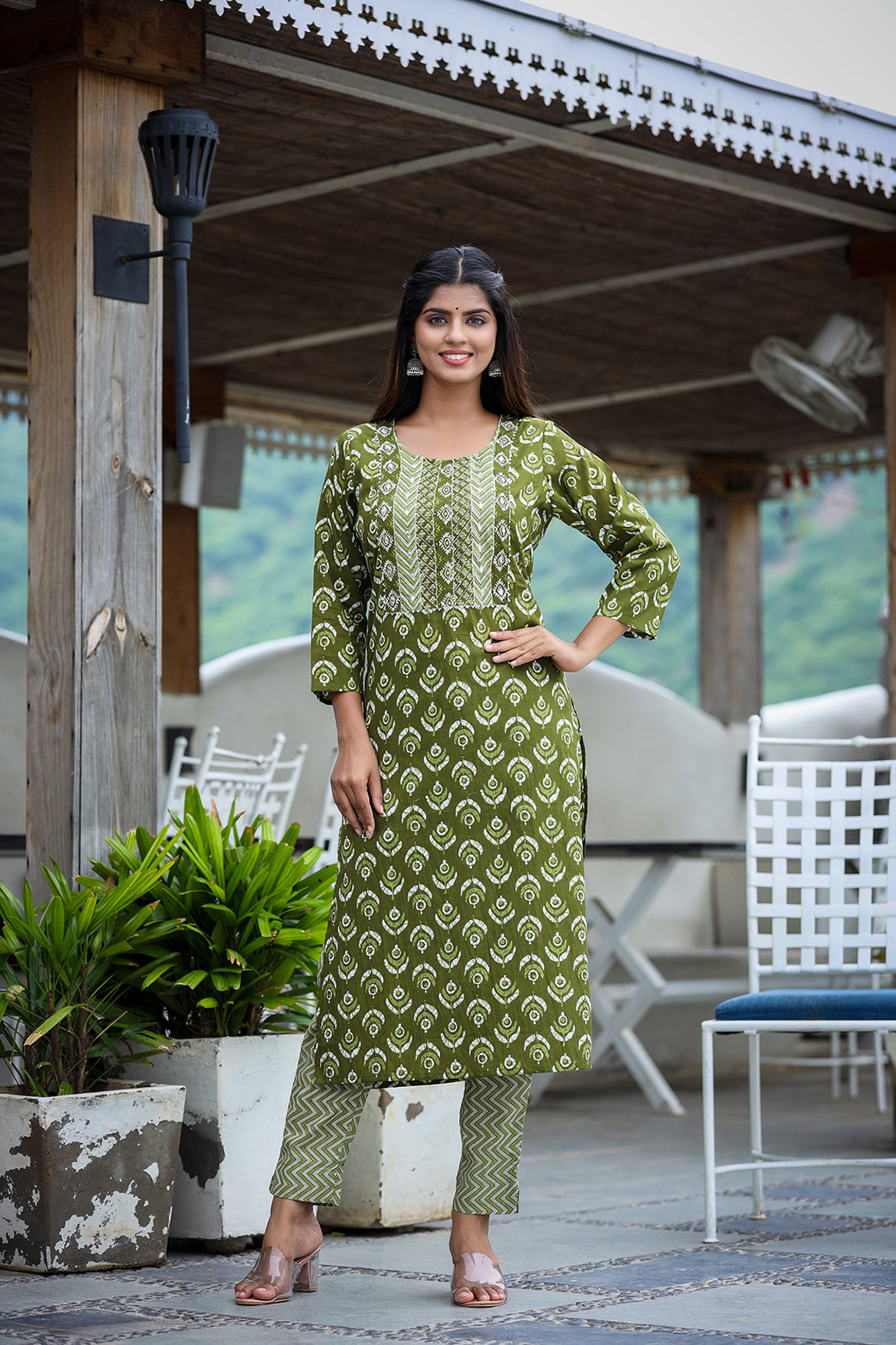 Kaajh Women's Green Floral Printed Kurta Pant Set | Grocsy